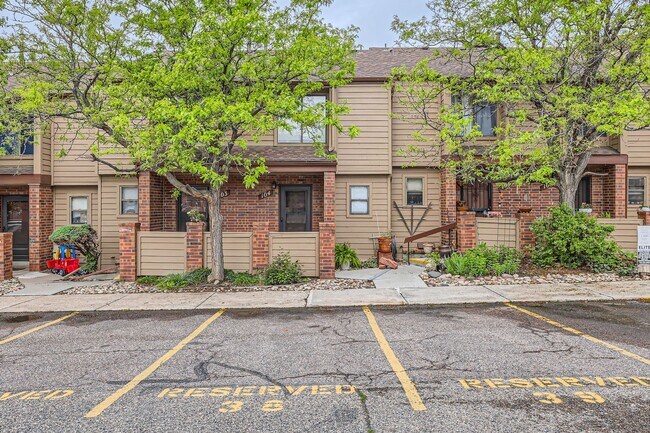 Foto del edificio - Bright & Updated 2-Bedroom Townhome with Bonus Basement Space in Lakewood!