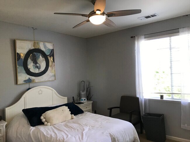 Dormitorio este - 10379 N Pierpont Cir