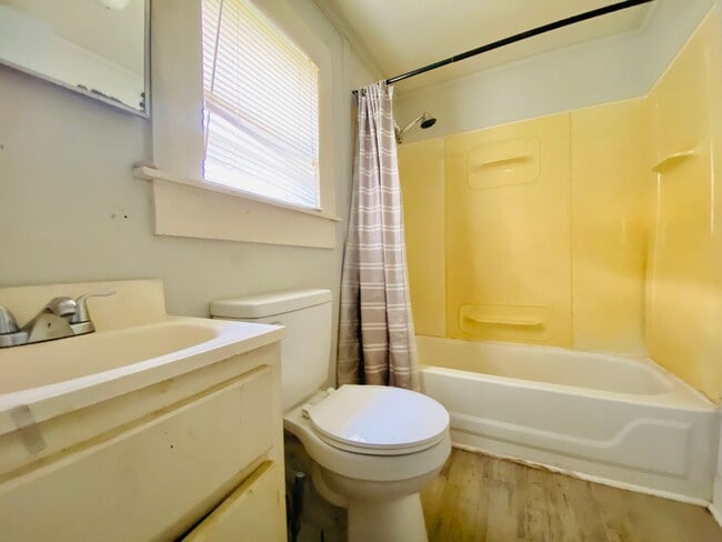 Building Photo - Cozy Shot Gun Home near downtown Mobile