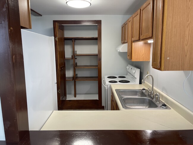 kitchen showing pantry - 4 Elm St