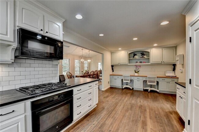 Foto del edificio - 443 Lakeshore Dr NW