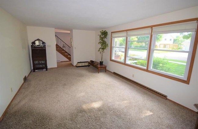 Building Photo - 4 Bedroom Single Family-Appleton North