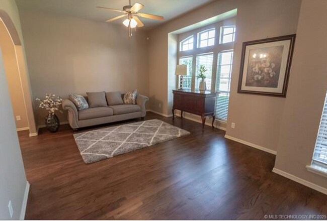 Foto del edificio - 5 Bedroom Home In Broken Arrow