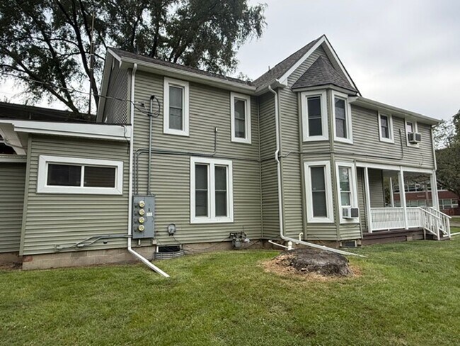 Building Photo - 405 W White St