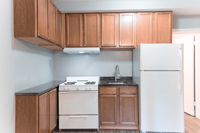 Building Photo - 7222 N Damen Ave