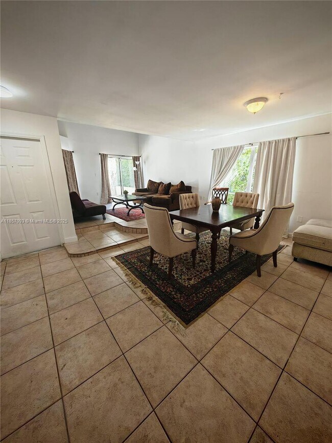 Foto del edificio - 4807 Ponce de Leon Blvd