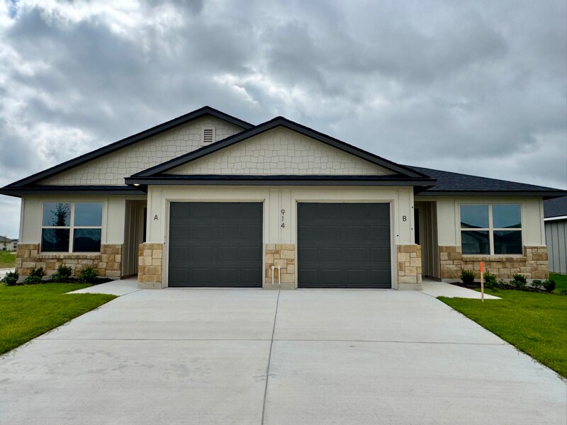 Foto principal - 914 Switchgrass Dr