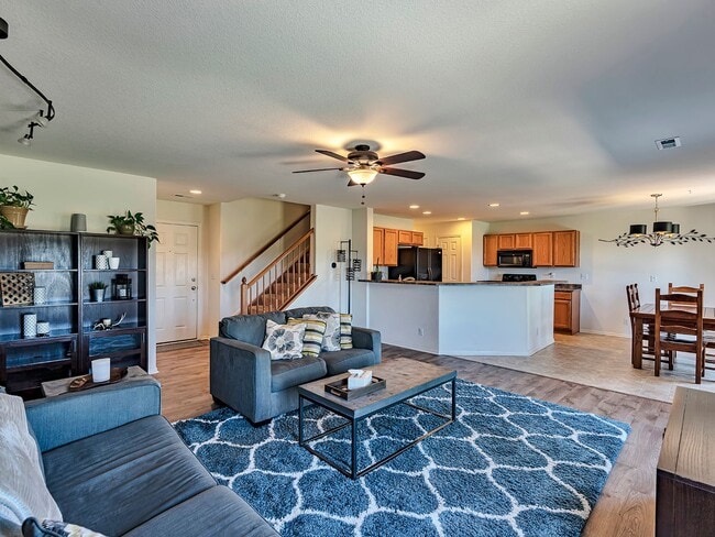 Building Photo - Spacious 3 Bedroom 2 1/2 Bath in Castle Rock!