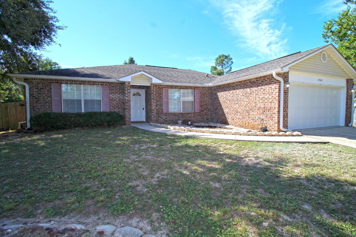 Foto principal - Spacious 3-Bedroom Home in Gulf Breeze wit...