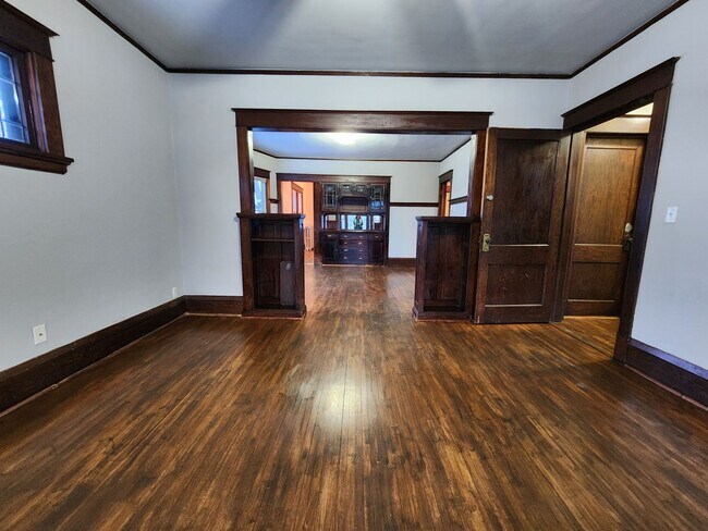 Building Photo - 950 Arkwright St N