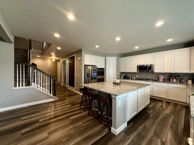 Foto del edificio - Spacious 5-Bedroom home with beautiful Views in Castle Rock for Rent