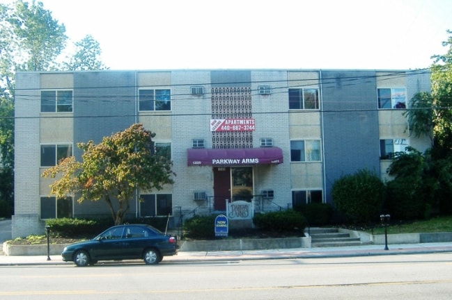 Parkway Arms Apartment – photo 2