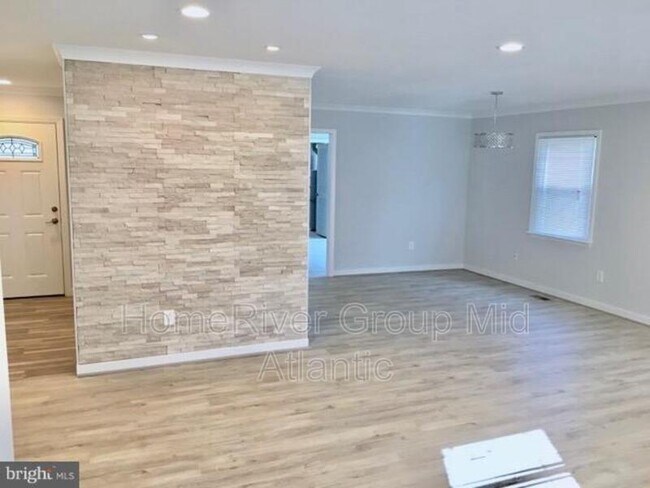 Building Photo - 4005 Middle Ridge Dr