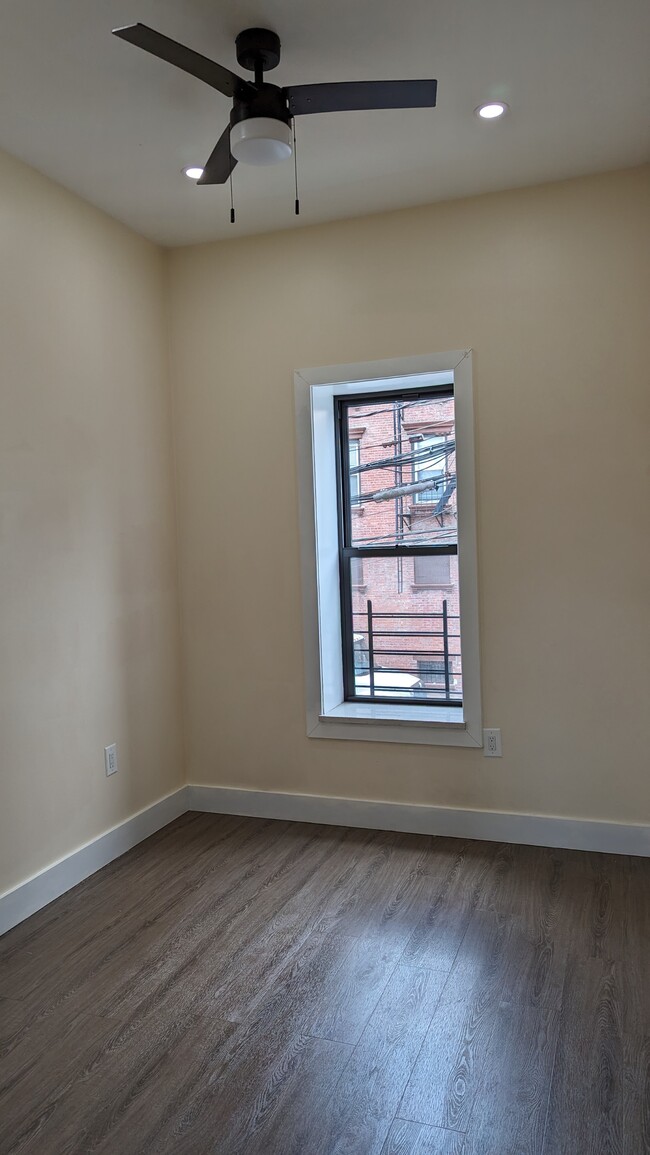 Foto del edificio - 137 Montgomery Ave