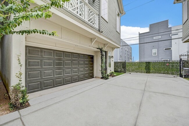 Foto del edificio - Spacious Corner Parcel 3-Bedroom Home in M...