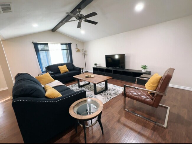 Foto del edificio - 900 Shady Creek Ln