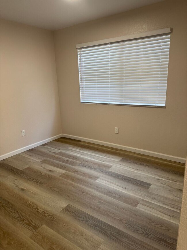 Foto del edificio - 3117-3119 Christy Wy