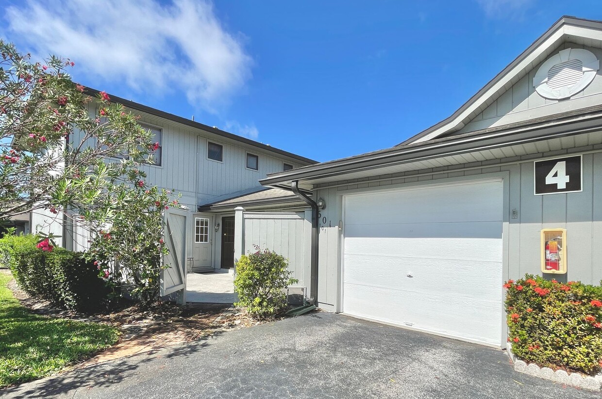 Primary Photo - Unfurnished 2 BR condo Annual Rental in Ti...