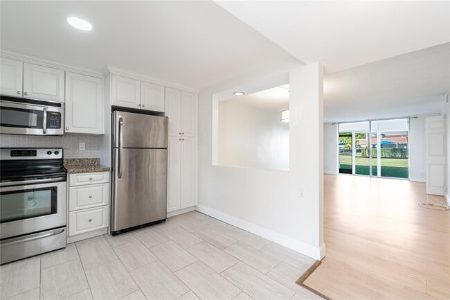 Building Photo - 9523 S Hollybrook Lake Dr