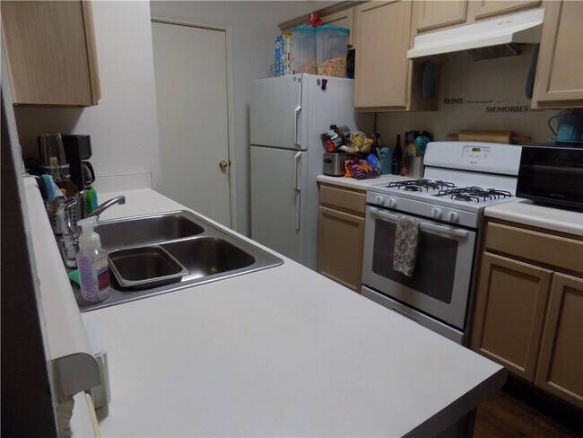 Foto del edificio - 321 Juniper Dr