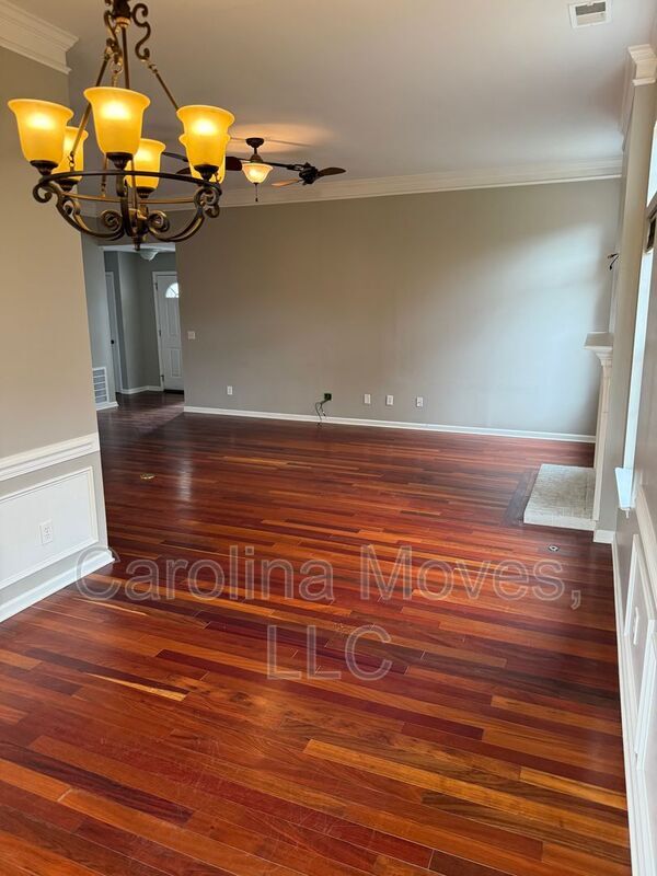 Building Photo - 323 Thornbush Ct