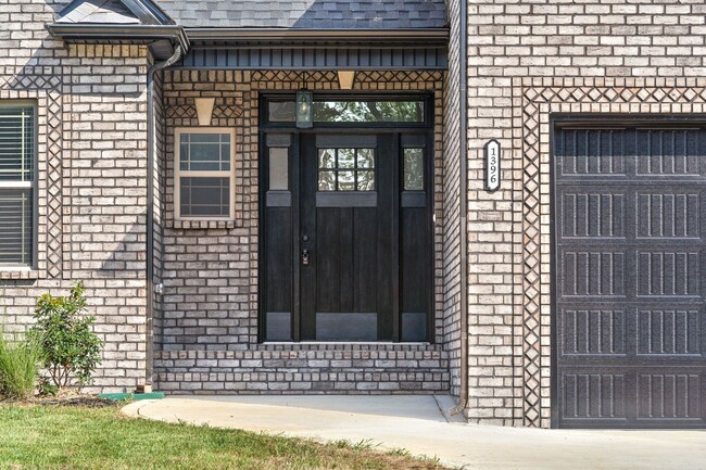 Building Photo - Four Bedroom with Bonus!