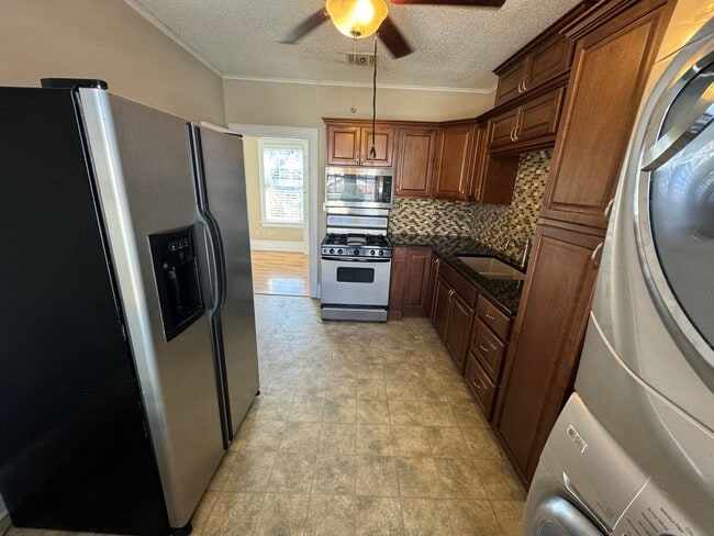 Building Photo - Beautifully Updated Highland Garage Apartment