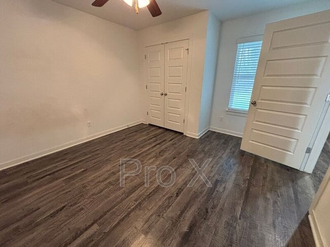 Foto del edificio - 644 Hidden Springs Dr