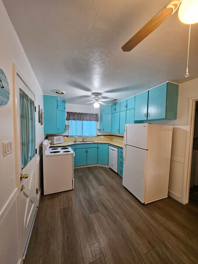 Building Photo - 3 bedroom 2 bath in great location