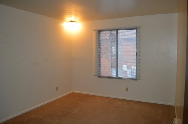 Building Photo - 4370 Highland Dr