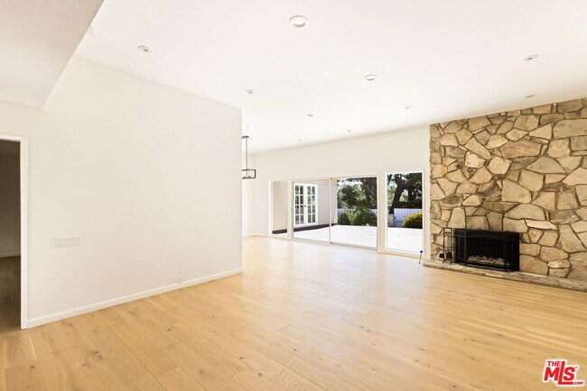 Building Photo - 3237 Canyon Lake Dr