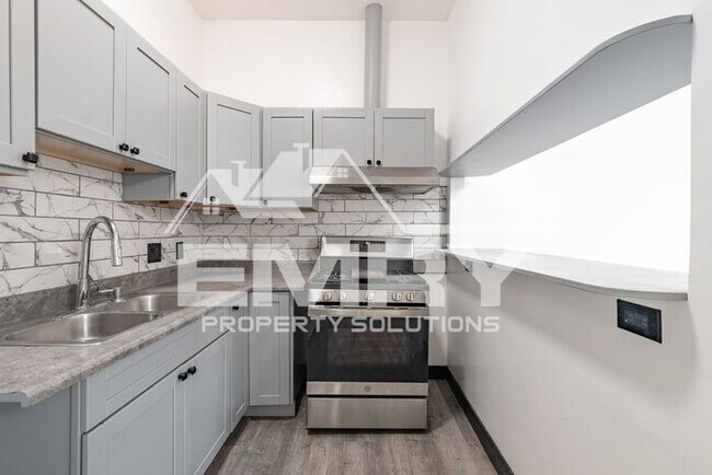 Building Photo - 942 S Gerhart Ave