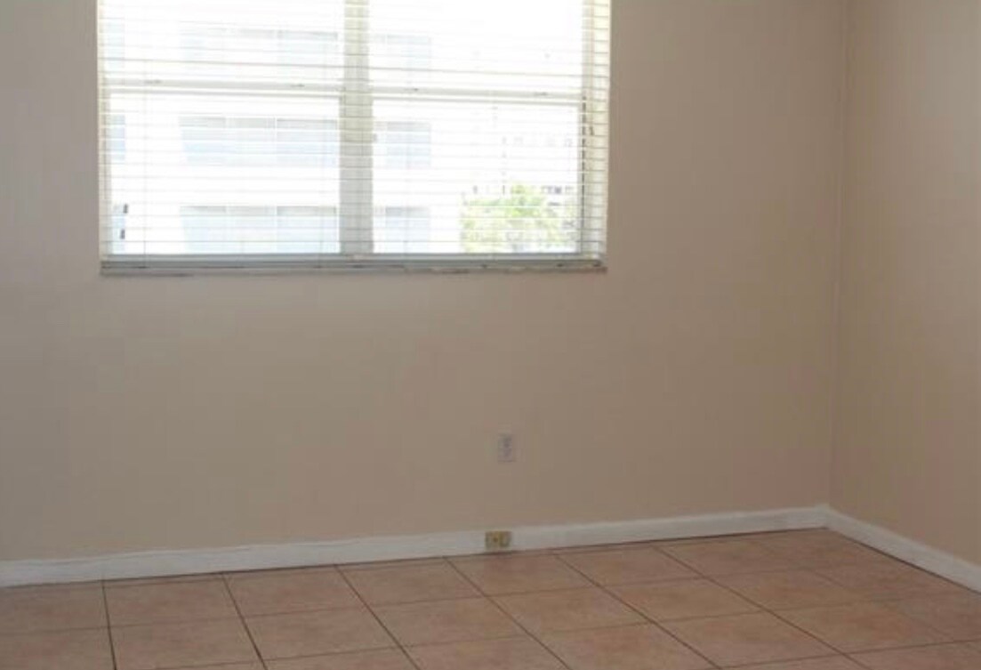 bedroom - 747 NE 83rd Ter