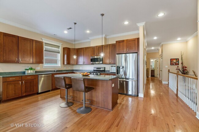 Foto del edificio - 3820 N Greenview Ave