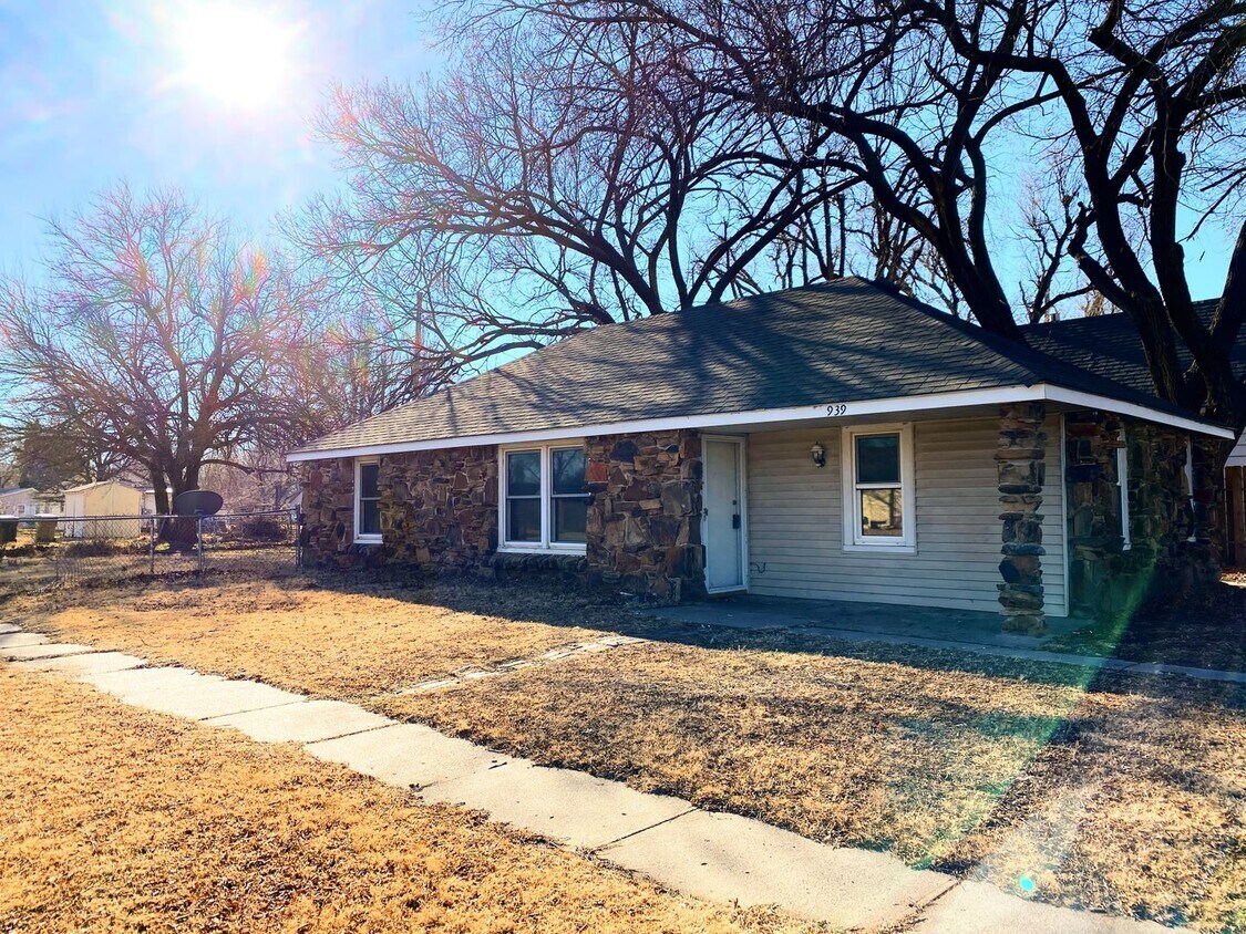 Primary Photo - 3 Bedroom 1 Bathroom house