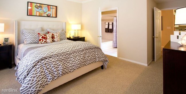 Building Photo - 15820 Knoll Trail Dr