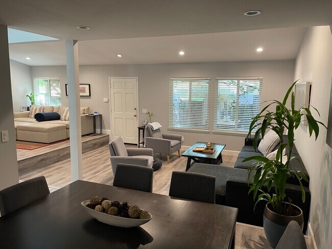 Sala de estar amueblada - 10155 Larwin Ave