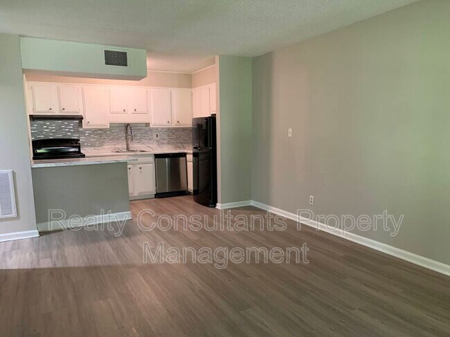 Foto del edificio - 1101 Robinhood Rd