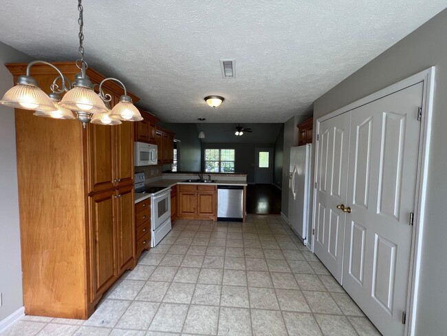 Building Photo - Nice 3 BR 2 Bath on Gold Valley - Minutes ...