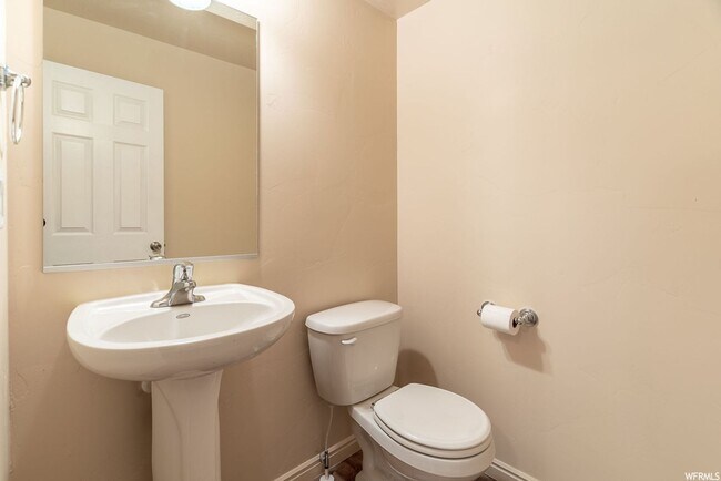 Building Photo - Two Story West Haven Home w/3 bed, 2.5 bat...