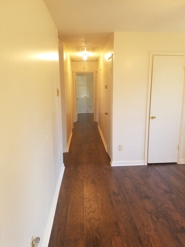 Foto del edificio - 3- Bedroom & 1- Bath