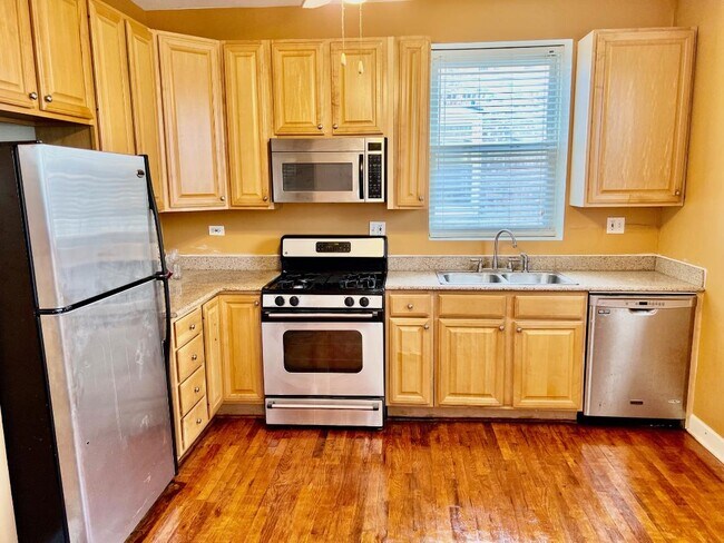 Kitchen - 122 E 49th St