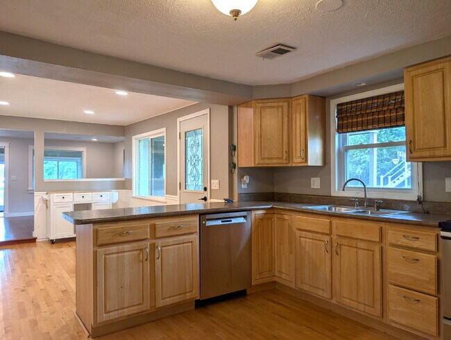 Foto del edificio - Beautiful 5 Bedroom 2 Bathroom Neenah Lake Home