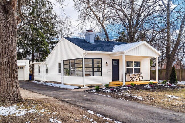 Building Photo - Beautifully Renovated 5-Bedroom Home with ...