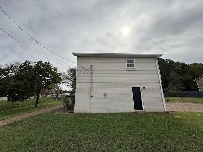 Building Photo - 3828 Buena Vista Pike