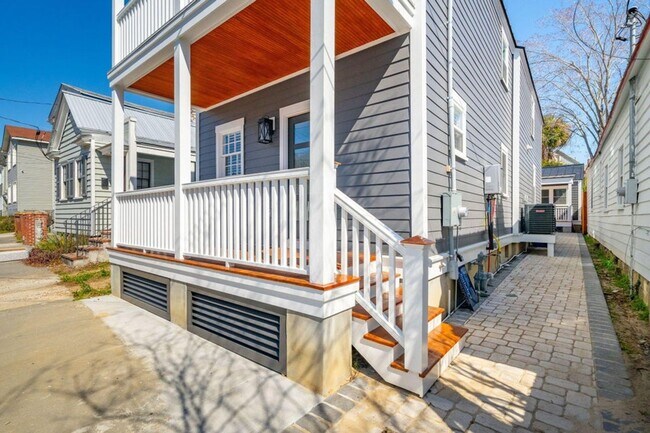 Foto del edificio - Tastefully Renovated Downtown Charleston Home