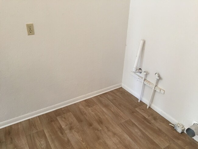 Building Photo - 3BD 2BTH - FENCED YARD & WASHER DRYER HOOK...