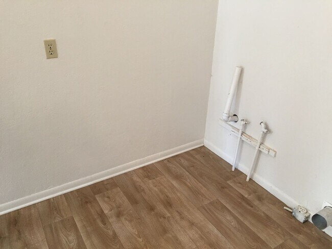 Foto del edificio - 3BD 2BTH - FENCED YARD & WASHER DRYER HOOK...