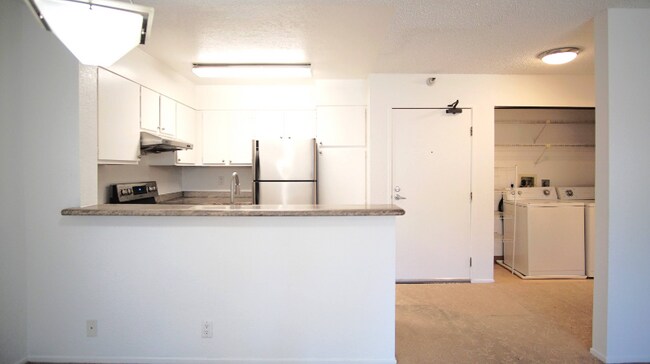 Building Photo - 39059 Guardino Dr