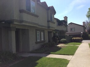 Building Photo - 10156 Shady Oaks Dr